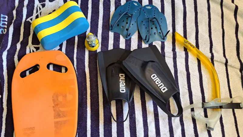 Competitive swimming clearance equipment